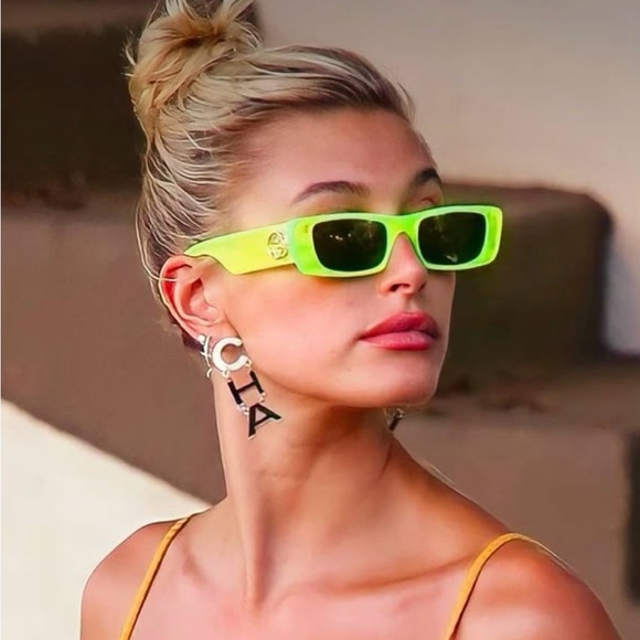 GUCCI 2025 TOP COLOR GREEN RECTANGULAR SUNNIES SEEN ON CELEBS & INFLUENCERS - Picture 13 of 16
